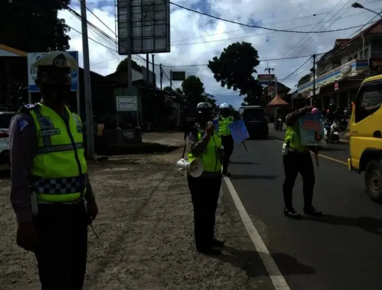 OPERASI ZEBRA MAUNG 2021–Personel Satlantas Polres Pandeglang, menggelar Operasi Zebra Maung 2021 di Jalan Raya Cibaru, Cadasari – Serang, Kecamatan Cadasari, Kabupaten Pandeglang, Selasa (16/11/2021). (NIPAL SUTIANA/SATELITNEWS.ID)