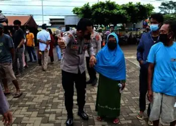 Lansia Ini Dikawal Personel Polres Pandeglang dari Mulai Datang Sampai Selesai Vaksinasi