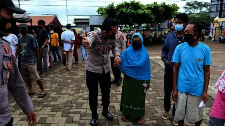 Lansia Ini Dikawal Personel Polres Pandeglang dari Mulai Datang Sampai Selesai Vaksinasi