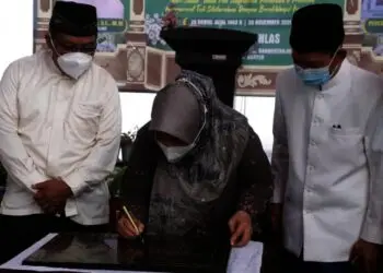 PERESMIAN–Bupati Pandeglang, Irna Narulita, menadatangani prasasti masjid Al-Iklas, Selasa (30/11/2021). (ISTIMEWA)