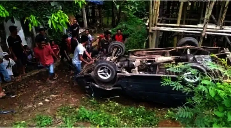 Mau Isi Bensin, Mobil Angkot Malah Jalan Sendiri Sampai Masuk Jurang, Ternyata Ini Penyebabnya