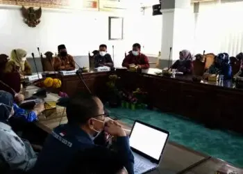 RAKOR - Sekda Kabupaten Serang, TB Entus Mahmud Sahiri rapat koordinasi bersama tim dari Kemenko Bidang Pembangunan Manusia dan Kebudayaan (PMK) Republik Indonesia, Kamis (4/11/2021). (ISTIMEWA)