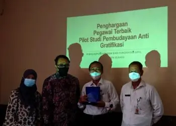 Penghargaan pegawai terbaik pilot studi pembudayaan anti gratifikasi. (ISTIMEWA)