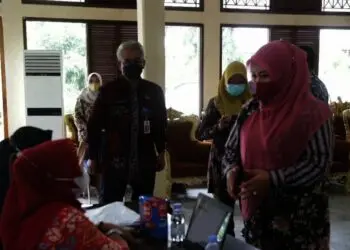 Bupati Pandeglang, Irna Narulita, sedang meninjau input data vaksinasi, di Aula Pendopo Bupati Pandeglang, Kamis (11/11/2021). (ISTIMEWA)