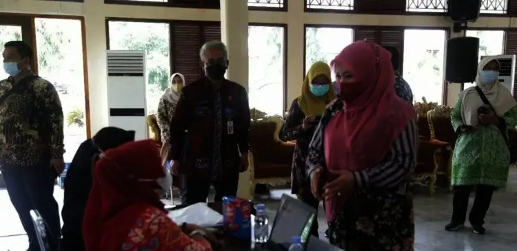 Bupati Pandeglang, Irna Narulita, sedang meninjau input data vaksinasi, di Aula Pendopo Bupati Pandeglang, Kamis (11/11/2021). (ISTIMEWA)