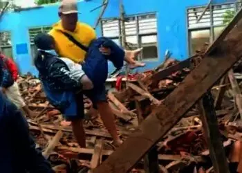 Brakkk...Atap SMP Negeri Ambruk, 8 Siswa di Lebak Tertimpa