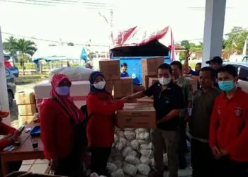 Tim Dinsos Pandeglang, menyalurkan bantuan kebencanaan di kantor kecamatan yang terdampak banjir, Rabu (24/11/2021). (ISTIMEWA)