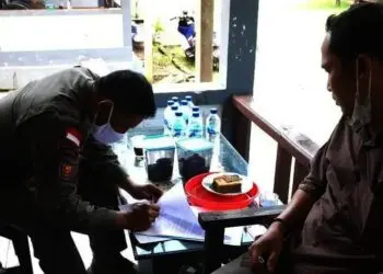 PENANDATANGANAN BERITA ACARA–Disaksikan pihak CV. Mitra Abyakta Wisesa, Kepala Satpol PP Pandeglang, Entus Bakti, menandatangani berita acara pembukaan penutupan tambak udang di Panimbang, Kamis (25/11/2021). (NIPAL SUTIANA/SATELITNEWS.ID)