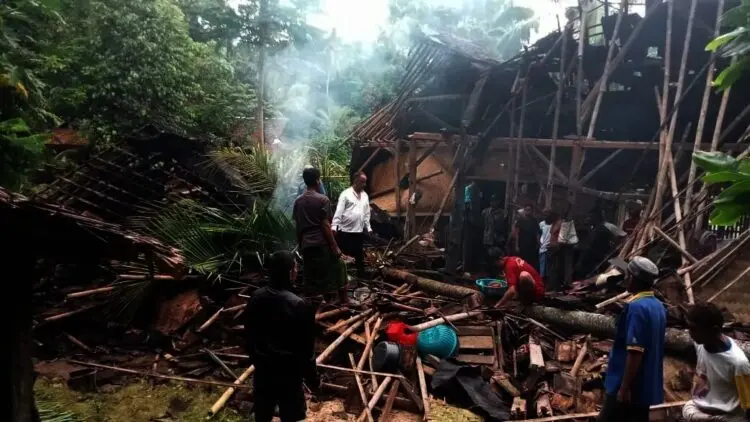 Sekeluarga Nyaris Tewas Tertimpa Pohon Kelapa Tumbang di Angsana Kabupaten Pandeglang