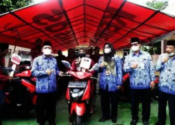 FOTO BERSAMA–Usai menyerahkan kendaraan, Pj Sekda Pandeglang bersama jajarannya dan para pendamping PKH, berfoto bersama di halaman Dinsos Pandeglang, Senin (29/11/2021). (ISTIMEWA)