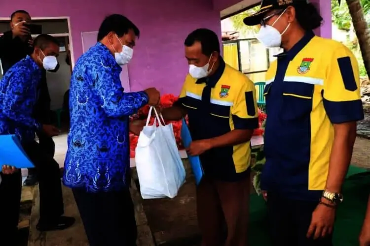 128 Penggali Makam Covid-19 di TPU Buniayu Dapat Bantuan
