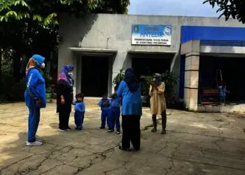 Tak Bisa Sewa Gedung Posyandu, PAUD Anyelir Belajar di Luar