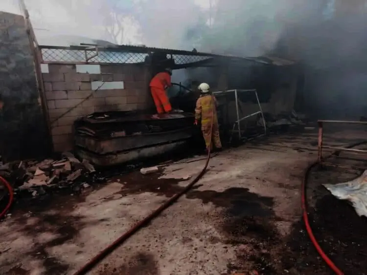 Gudang Helm di Sepatan Ludes Terbakar
