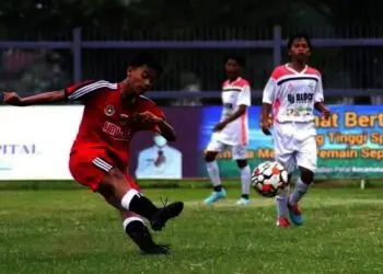 TENDANG BOLA: Peserta Tangerang Junior League (TJL) 2021 menendang bola dalam pertandingan. 
(ISTIMEWA)