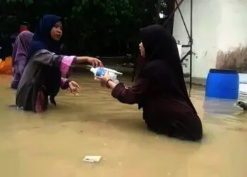 EVAKUASI–Para Santri Ponpes Terpadu Al-Mumin, Kecamatan Cikeusik, Kabupaten Pandeglang, sedang mengevakuasi barang-barang berharga, saat dilanda banjir besar di Ponpes-nya, Jumat (19/11/2021) lalu. (ISTIMEWA)