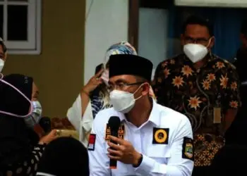 Wagub Banten Andika Hazrumy, berdialog dengan warga penerima manfaat bantuan UEP, saat monitoring penyaluran bantuan UEP di Kecamatan Pulo Ampel, Kabupaten Serang, Rabu (24/11/2021). (ISTIMEWA)