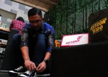 Wagub Banten, Andika Hazrumy, menunjukan sepatu merk Getzke, di ICCF. Sepatu tersebut, produk pelaku ekonomi kreatif dari Kota Serang. (ISTIMEWA)