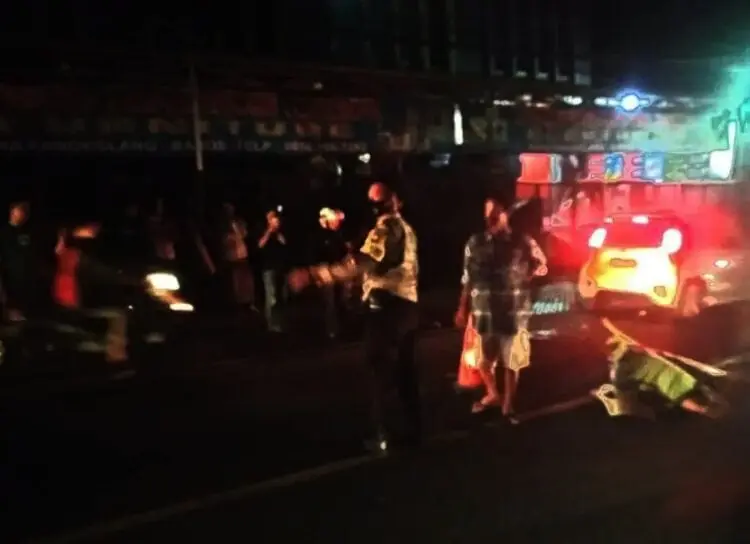 Seorang pengendara yang tewas usai kecelakaan, tergeletak di tengah jalan. Petugas kepolisian dari Polres Serang Kota, langsung turun tangan mengevakuasi korban, Rabu (24/11/2021) malam. (ISTIMEWA)