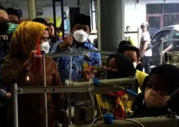 Bupati Serang, Ratu Tatu Chasanah, meninjau kegiatan pelatihan menjahit  di kantor PT SBM,  Senin (29/11/2021). (ISTIMEWA)