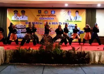 SILAT KASERANGAN–Sejumlah pelajar di Kabupaten Serang, menampilkan jurus silat kaserangan pada kegiatan PGRI, di salah satu hotel di Anyer, Kamis (25/11/2021). (ISTIMEWA)