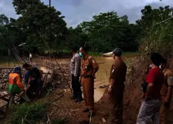 DPUPR Kabupaten Pandeglang, menurunkan tim teknis, perbaiki jembatan gantung yang putus, penghubung Desa Pasirloa, Kecamatan Sindangresmi, menuju Desa Karyasari, Kecamatan Sukaresmi, Kabupaten Pandeglang, Jumat (5/11/2021). (ISTIMEWA)