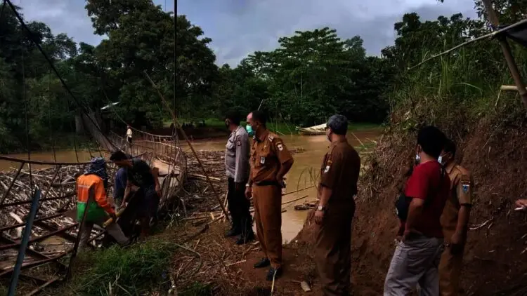 Perbaiki Jembatan Gantung yang Ambrol, DPUPR Pandeglang Targetkan Selesai Pekan Depan