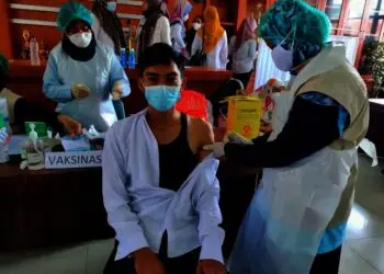 Petugas kesehatan dari Dinkes Kabupaten Serang, sedang melakukan vaksinasi terhadap masyarakat, Minggu (31/10/2021). (ISTIMEWA)