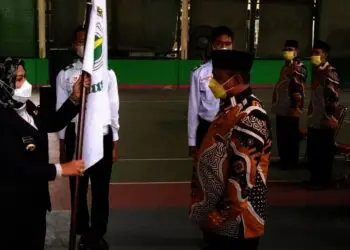 Bupati Serang Ratu Tatu Chasanah, menyerahkan bendera pataka, simbolis pelantikan dan sumpah jabatan pengurus LPTQ Kabupaten Serang periode 2021 – 2024, Rabu (24/11/2021). (ISTIMEWA)