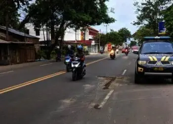 Personel kepolisian, mengecek lokasi terjadi Laka lantas yang menewaskan dua orang pengendara motor, di Ciruas, Kabupaten Serang, Senin (22/11/2021). (ISTIMEWA)