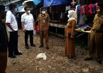 Analis Data dan Informasi Sekretariat Dirjen PDN Kemendagri (mengenakan kemeja putih,red), berbincang dengan jajaran Diskoperindag Kabupaten Serang, Senin (1/11/2021). Kedatangan mereka, untuk mengecek kondisi pasar. (ISTIMEWA)