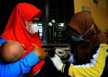150 Orang Divaksinasi dan 19 Bayi Diimunisasi Door to Door di Kelurahan Nambo Jaya