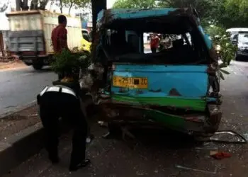 Truk Tabrak Angkot di Selapajang, 5 Orang Luka, Pelaku Melarikan Diri