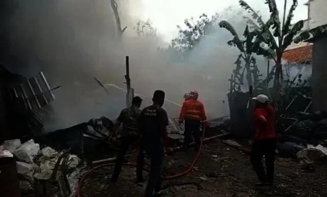 Lapak Rongsokan Ilegal di Cipondoh Terbakar, Warga Minta Dilakukan Penutupan