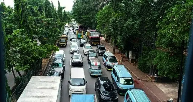 Buruh Blokir Jalan dan Ancam Mogok, Jalan MH Thamrin Macet Parah Buruh Blokir Jalan dan Ancam Mogok, Jalan MH Thamrin Macet Parah