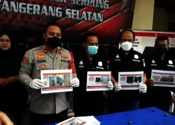 Polisi menunjukkan foto-foto barang bukti yang dicuri oleh pelaku. JARKASIH