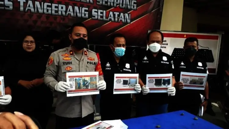 Polisi menunjukkan foto-foto barang bukti yang dicuri oleh pelaku. JARKASIH
