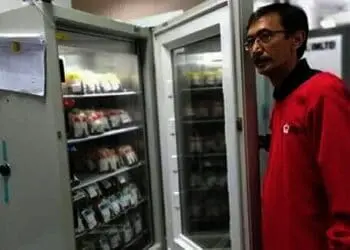 STOK DARAH: Ketua Unit Donor Darah Palang Merah Indonesia (PMI) Kota Tangsel, Suhara Manullangmenunjukkan stok kantong darah. DOK