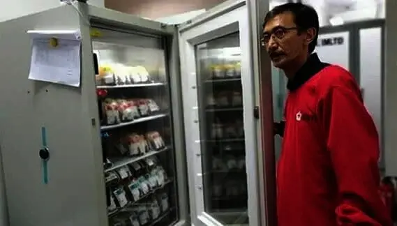 STOK DARAH: Ketua Unit Donor Darah Palang Merah Indonesia (PMI) Kota Tangsel, Suhara Manullangmenunjukkan stok kantong darah. DOK