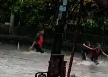 Sejumlah anak tampak sedang beramain di genangan air hujan. salah satunya adalah korban yang ditemukan  meninggal dunia
