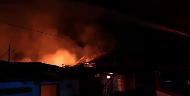 Korsleting Listrik, 3 Rumah dan 1 Mobil Terbakar di Lebak