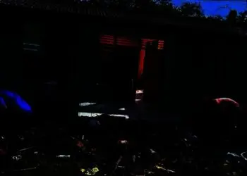 Sejumlah masyarakat, membersihkan puing-puing sisa kebakaran rumah, di Jawilan, Kabupaten Serang, Minggu (19/12/2021). (ISTIMEWA)