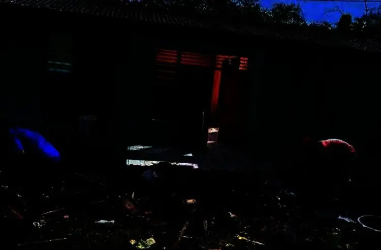 Sejumlah masyarakat, membersihkan puing-puing sisa kebakaran rumah, di Jawilan, Kabupaten Serang, Minggu (19/12/2021). (ISTIMEWA)