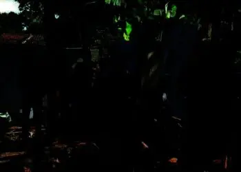 Kapolres Pandeglang, AKBP Belny Warlansyah, didampingi jajarannya sedang meninjau pembuatan sumur bor, Jumat (3/12/2021). (ISTIMEWA)
