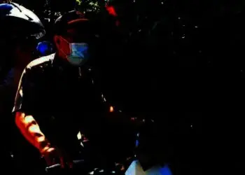 Bangun Kesadaran Masyarakat untuk Divaksin, Personel Polisi dan Satpol PP di Pandeglang War – War Keliling Kampung