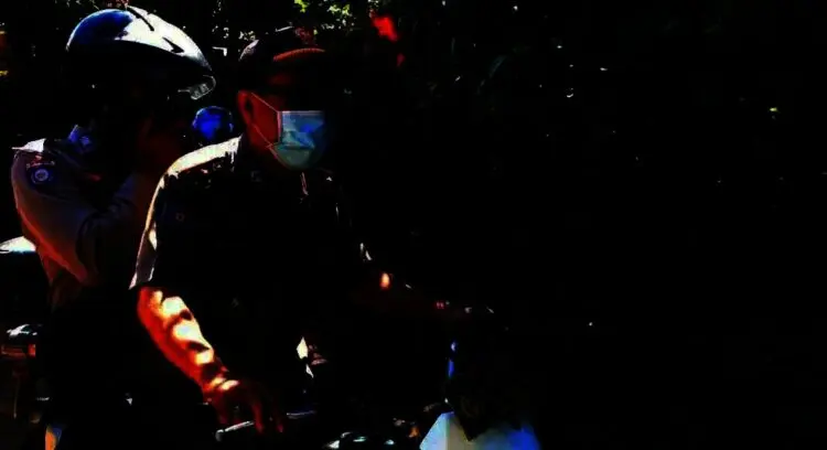 Bangun Kesadaran Masyarakat untuk Divaksin, Personel Polisi dan Satpol PP di Pandeglang War – War Keliling Kampung