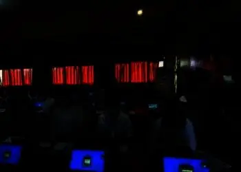 Pj Sekda Pandeglang, Taufik Hidayat, didampingi Kepala BKD Pandeglang, Ali Fahmi Sumanta, menyampaikan arahan kepada para peserta SKB CPNS, di SMPN 1 Karang Tanjung, Jumat (10/12/2021). (ISTIMEWA)