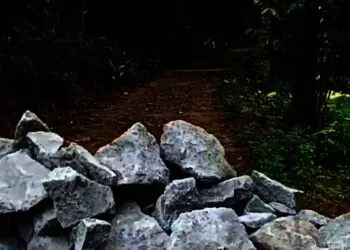 Jalan Umum di Koroncong Pandeglang Ditutupi Tumpukan Batu