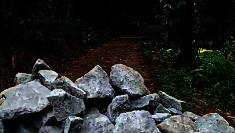 Jalan Umum di Koroncong Pandeglang Ditutupi Tumpukan Batu
