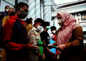 Bupati Pandeglang, Irna Narulita, secara simbolis memberikan tambahan hadiah kepada atlet juara Bupati Cup 2021, di lingkungan Setda Pandeglang, Senin (20/12/2021). (ISTIMEWA)