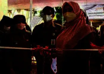 Didampingi jajarannya, Bupati Irna, secara simbolis menggunting pita peresmiaan kantor Kelurahan Juhut, Kecamatan Karang Tanjung, Kabupaten Pandeglang, Senin (20/12/2021). (ISTIMEWA)